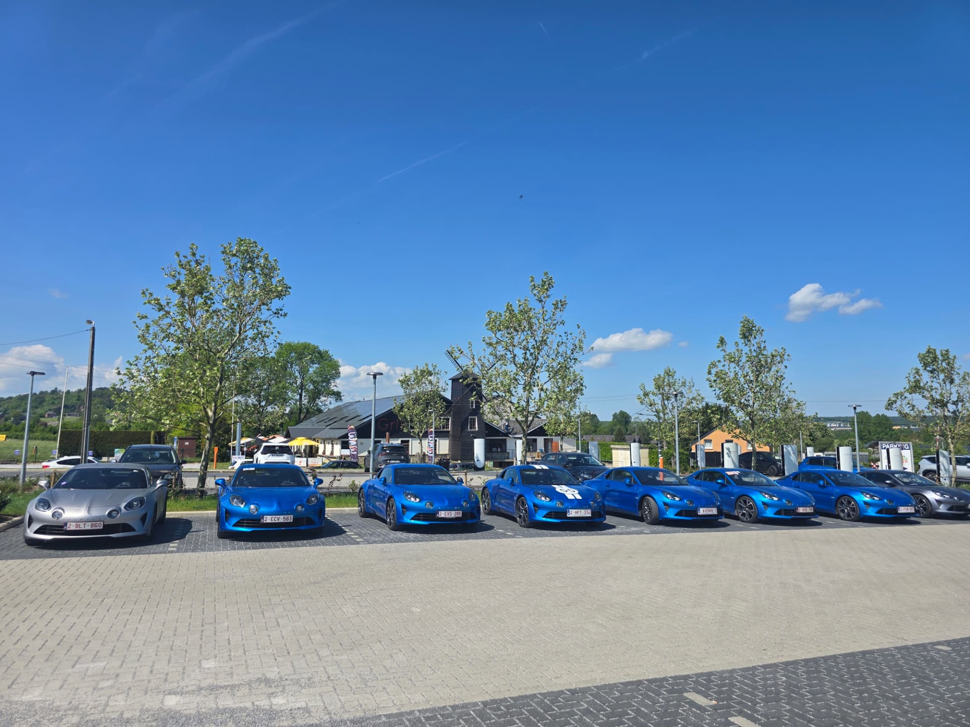 Alpine A110 alignées sur le parking du club