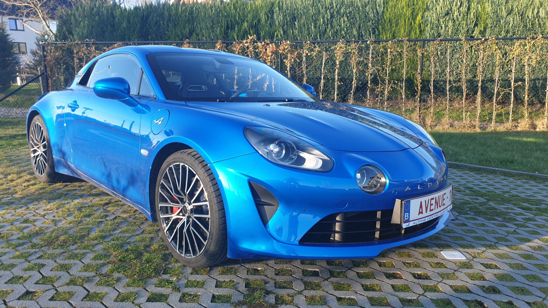 Alpine A110 bleue sur les pavés