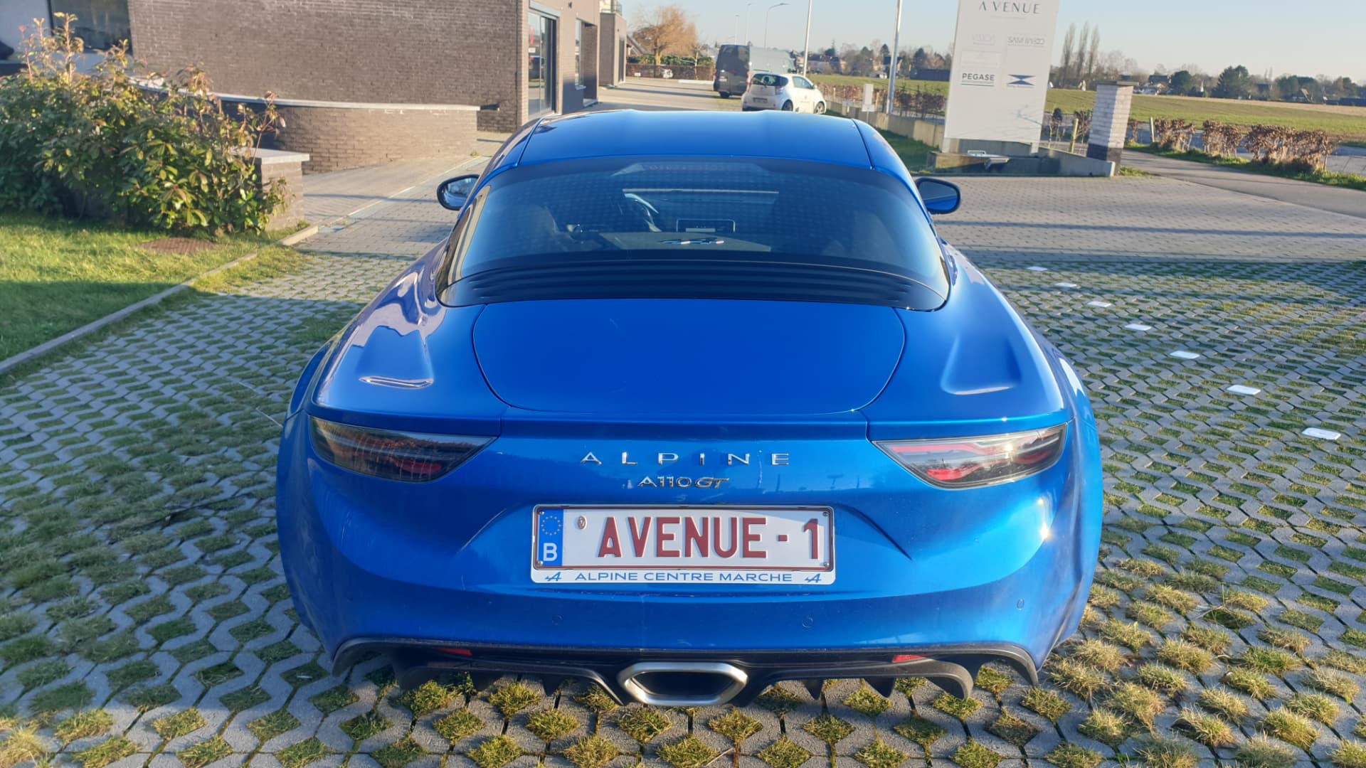 Vue arrière d'une Alpine A110 GT bleue