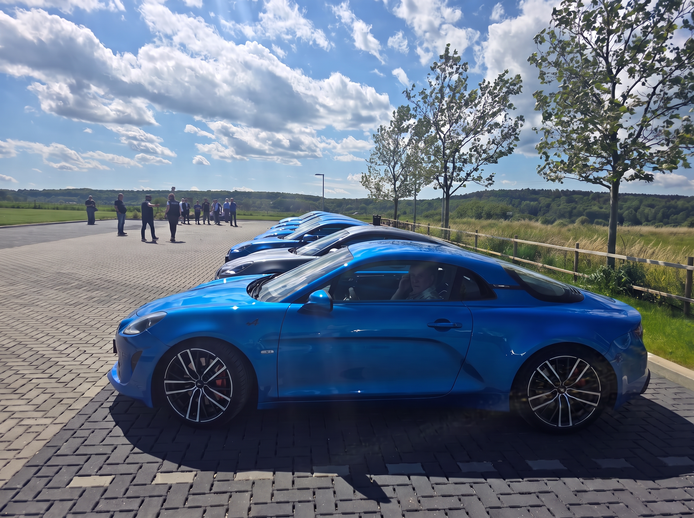 Alpine A110 bleue de profil lors d'un rassemblement du club